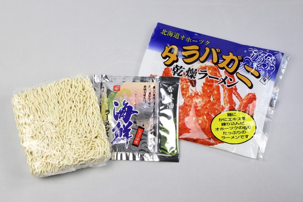 「北海道オホーツク　タラバガニ風味　乾燥ラーメン（しょうゆ味／1食入）」（アサヒ食品工業）の麺とスープ