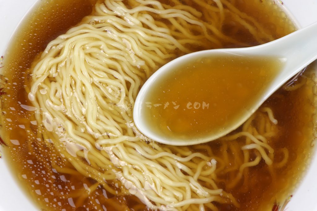「北海道オホーツク　タラバガニ風味　乾燥ラーメン（しょうゆ味／1食入）」（アサヒ食品工業）のスープ