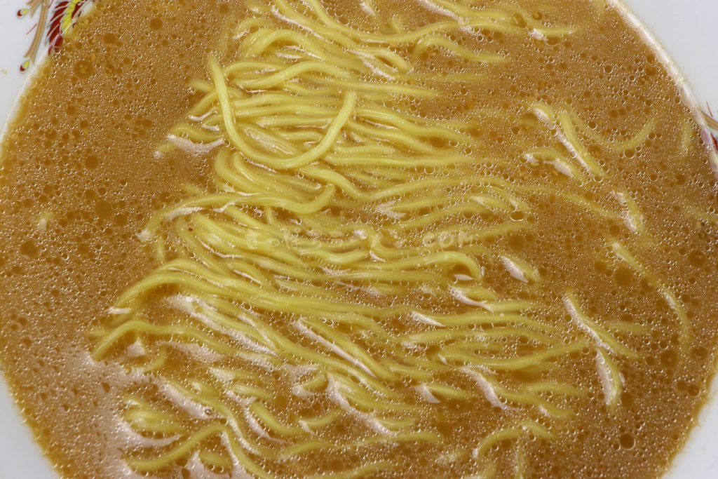 「札幌銀波露（ぎんぱろう）　濃厚香ばしとんこつ醤油」（藤原製麺）の麺