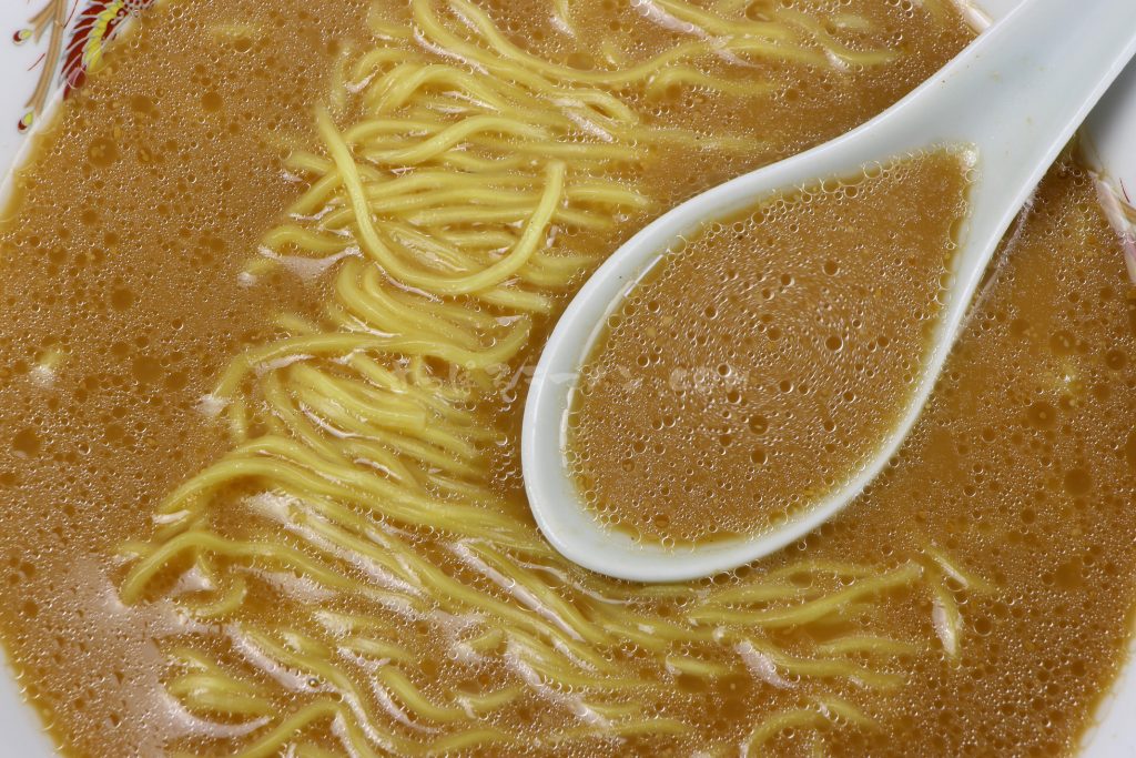 「札幌銀波露（ぎんぱろう）　濃厚香ばしとんこつ醤油」（藤原製麺）のスープ