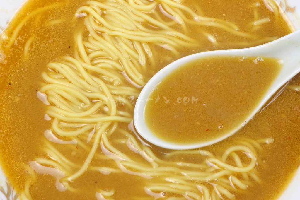 「寒干しけやき味噌ラーメン1人前」（菊水）のスープ