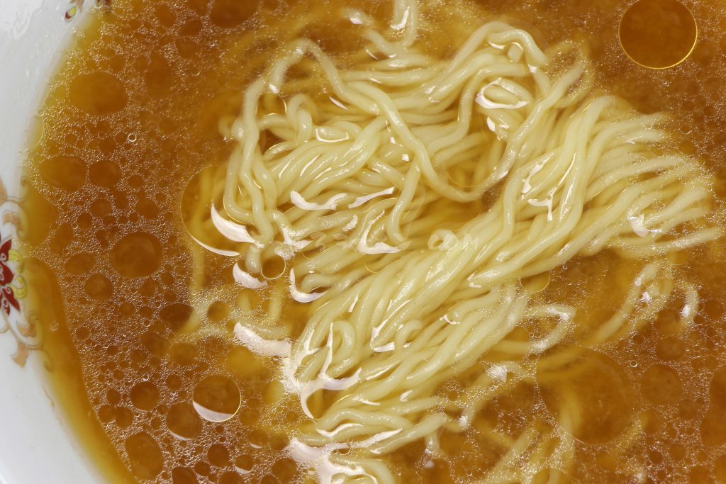 アサヒ食品工業株式会社「北海道オホーツク　タラバガニ風味　乾燥ラーメン（みそ味／1食入）」の完成画像（拡大）