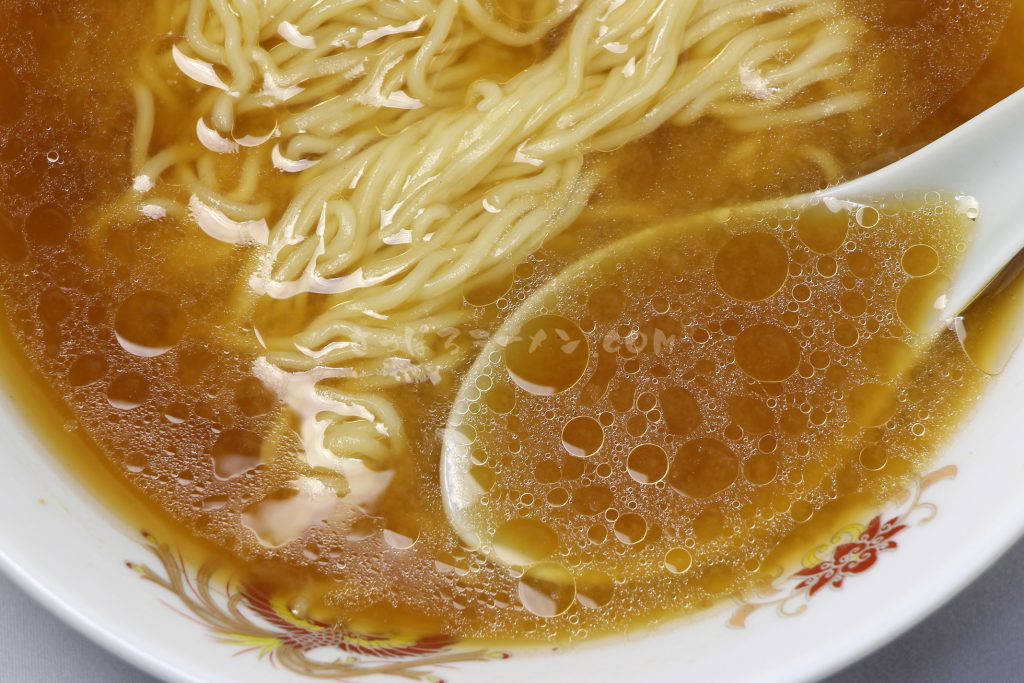 アサヒ食品工業株式会社「北海道オホーツク　タラバガニ風味　乾燥ラーメン（みそ味／1食入）」のスープ
