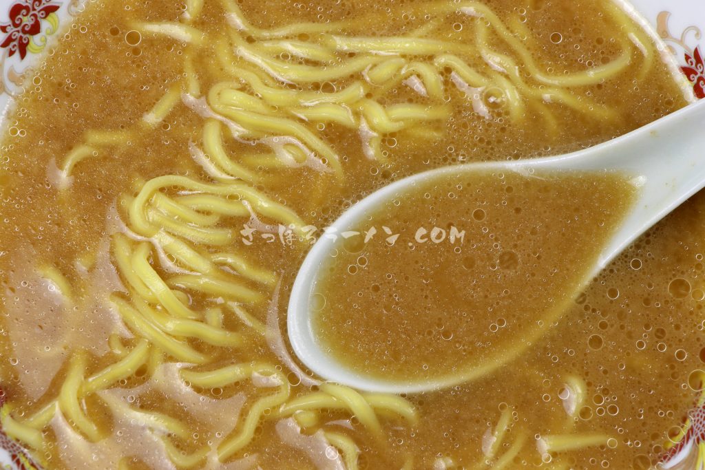 味噌一筋！超太麺の札幌の名店「札幌ラーメンブタキング味噌」（藤原製麺）のスープ
