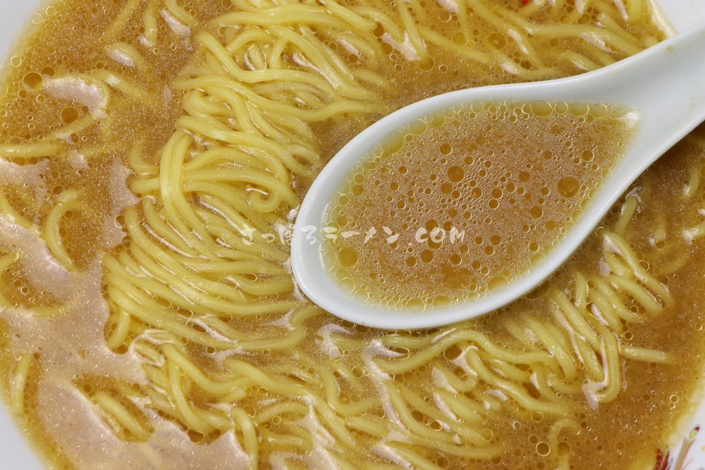 「ラーメン専門　三代目　月見軒　味噌味」（藤原製麺）のスープ