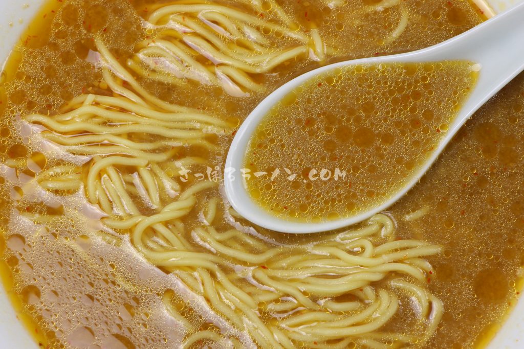 「寒干し札幌ラーメン白樺山荘味噌1人前」（菊水）のスープ