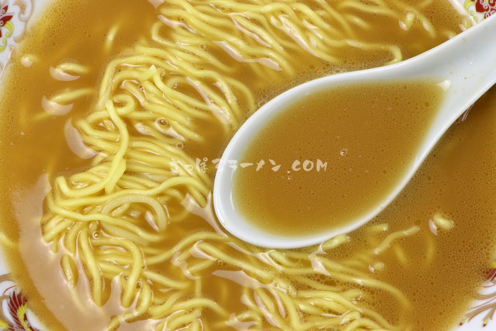 常連でも違いがわからない！？完成度高い極上スープ「旭川梅光軒　三方麺　醬油味ラーメン」（藤原製麺）のスープ