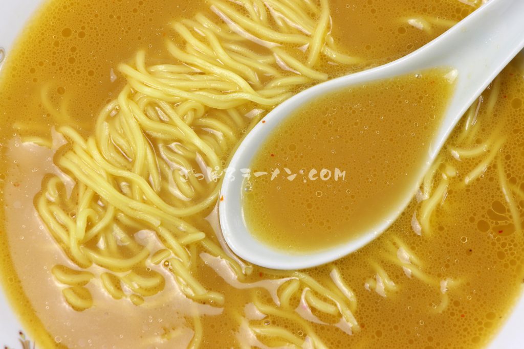 常連でも違いがわからない！？完成度高い極上スープ「旭川梅光軒　三方麺　味噌味ラーメン」（藤原製麺）のスープ
