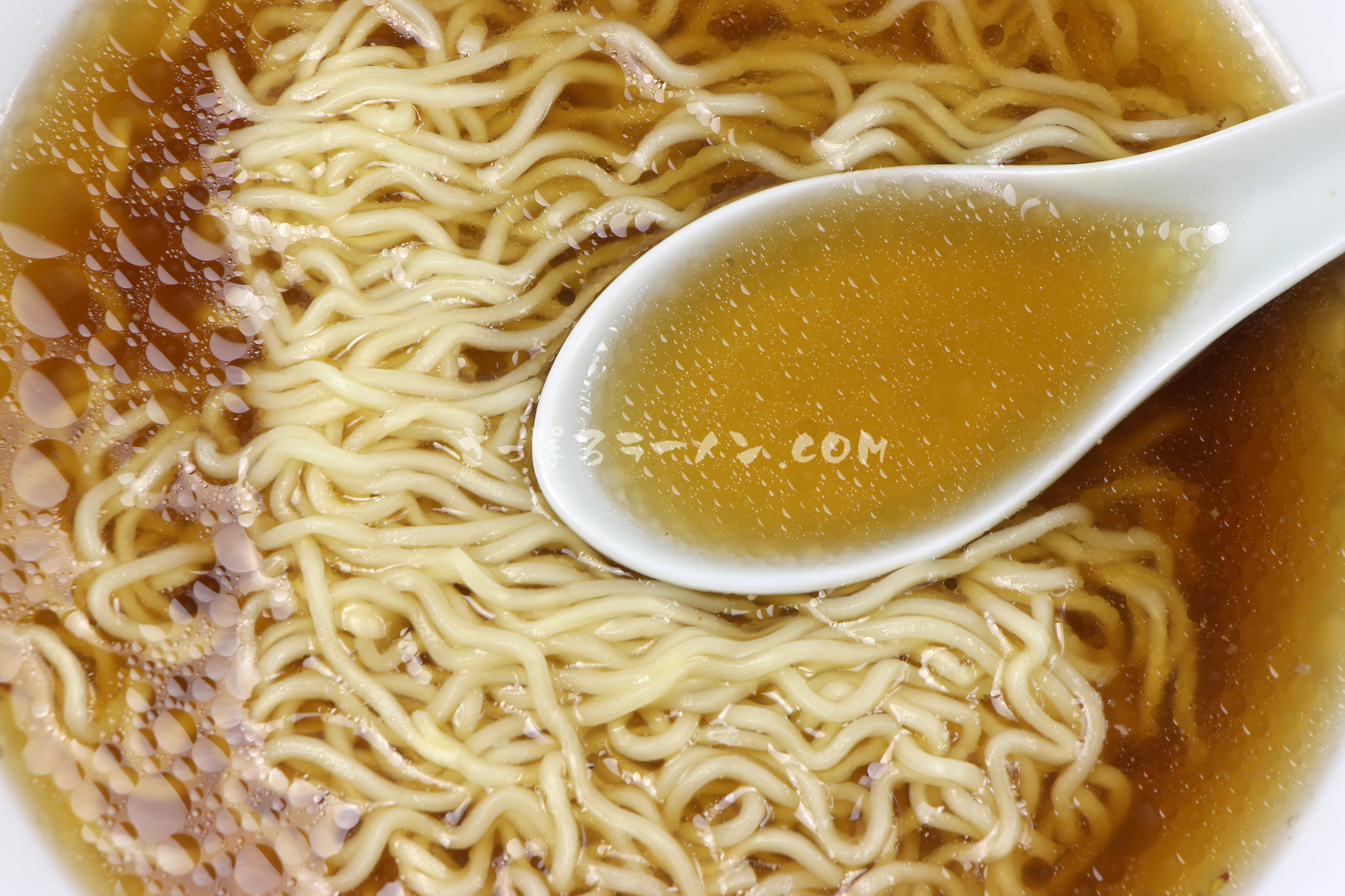 「北海道限定　鮭ぶしラーメン　醤油味」（スノウショップ）のスープ
