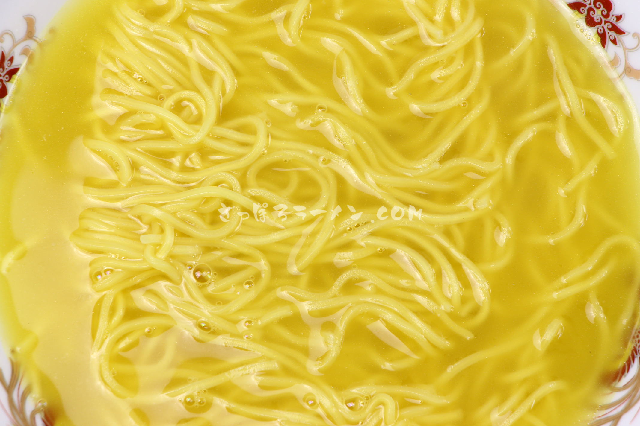 「北海道限定　黄色いラーメン　コーンバター味」（藤原製麺）の麺