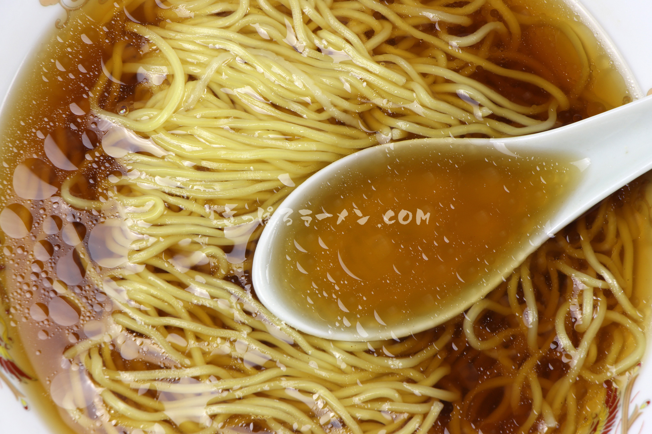 「熊出没注意ラーメン　醬油味」（藤原製麺）のスープ