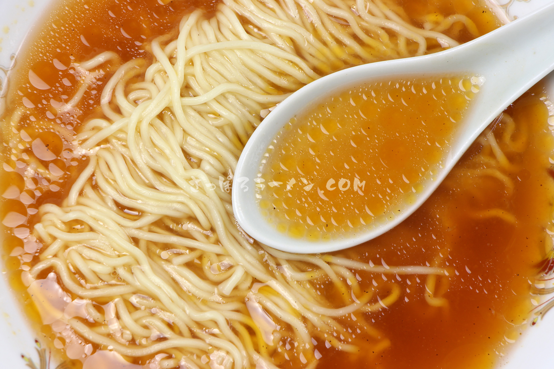「あさひかわトマトラーメン　完熟トマト醬油風味」（谷口農場×旭川製麺）のスープ