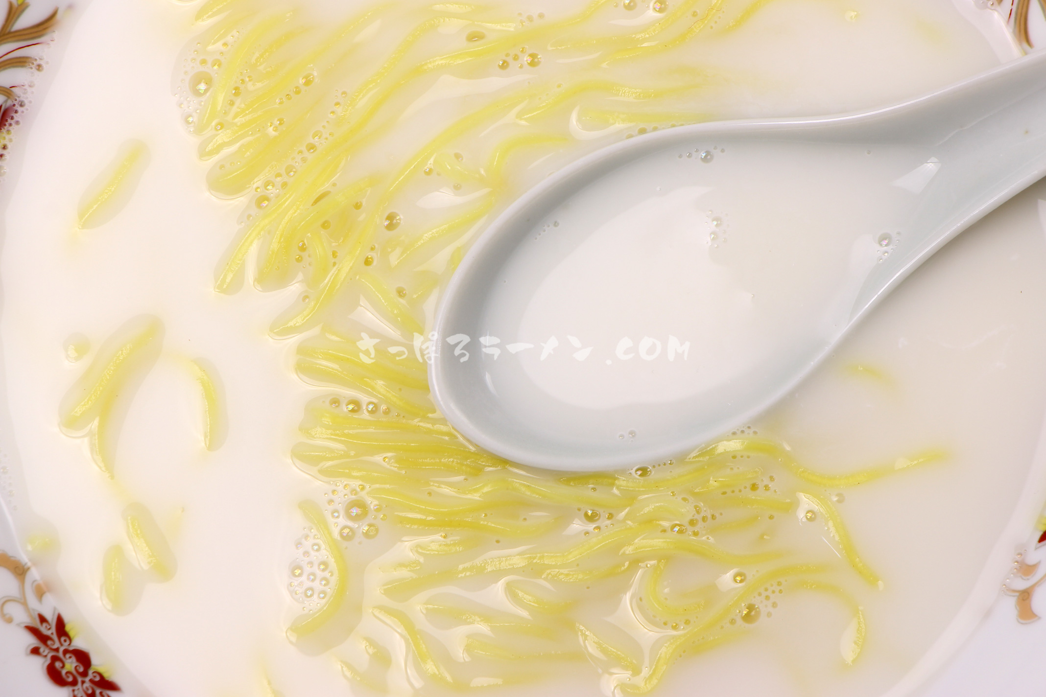 「北海道限定　白いラーメン　塩バター味」（藤原製麺）のスープ