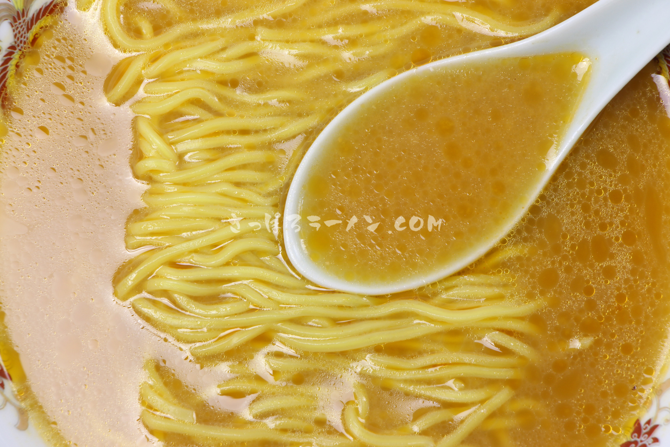 江別産小麦100%のツルもち麺「えべチュンら～めん（みそ）」（菊水）のスープ