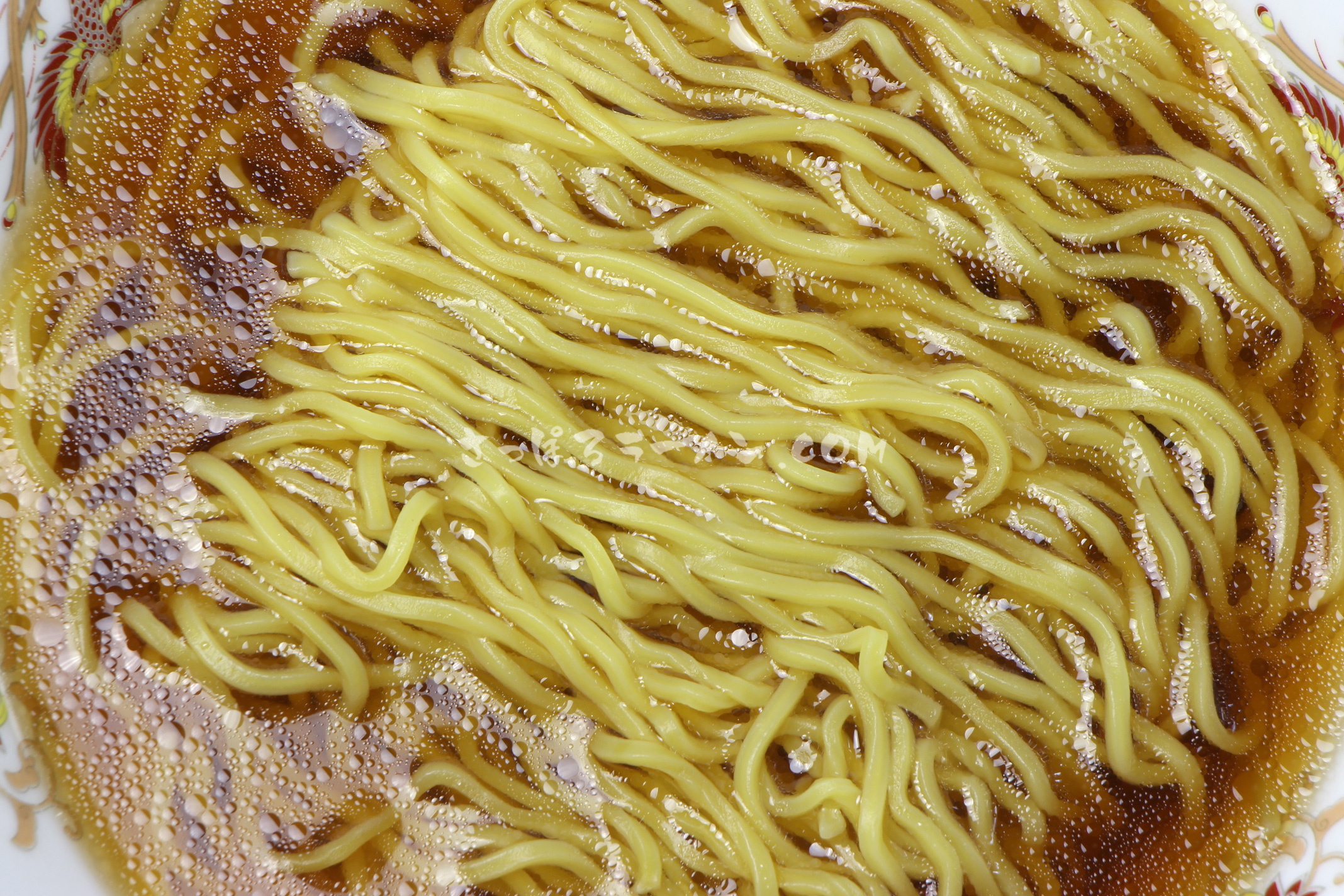 「北海道限定販売　寒干し　帆立醬油ラーメン」（菊水）の麺