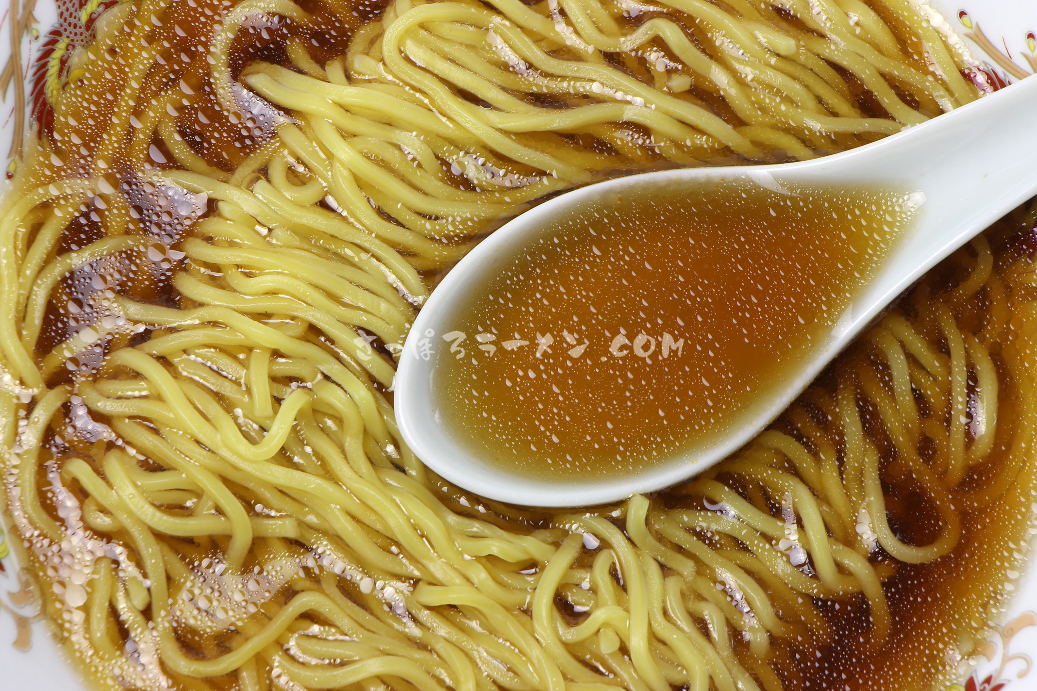 「北海道限定販売　寒干し　帆立醬油ラーメン」（菊水）のスープ