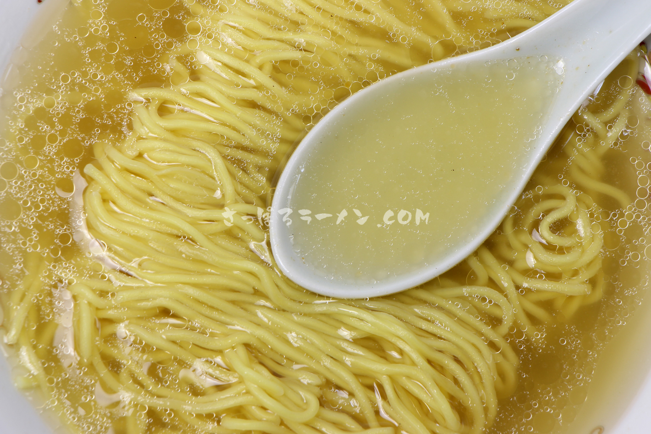 「函館麺や　一文字　塩ラーメン」（菊水）のスープ