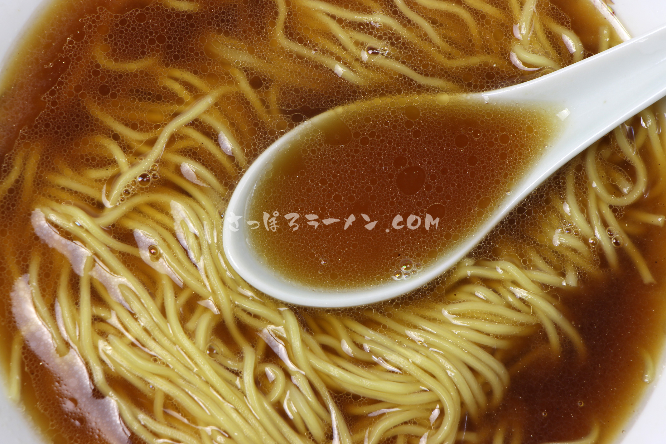 「旭川らぅめん　青葉　しょうゆ味」（藤原製麺）のスープ