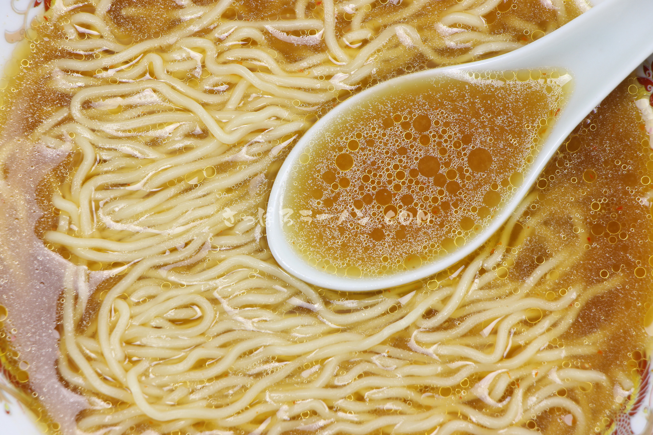 「旭川ラーメン　きたのまち　こめとこむぎのいいあんばい　味噌」のスープ